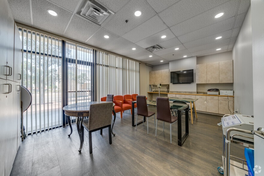 More Photos Of 5975 Sunset Dr, Miami Medical For Sale