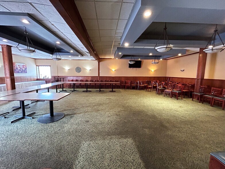 More Photos Of 1027 Sheffield Ave, Dyer Restaurant For Lease