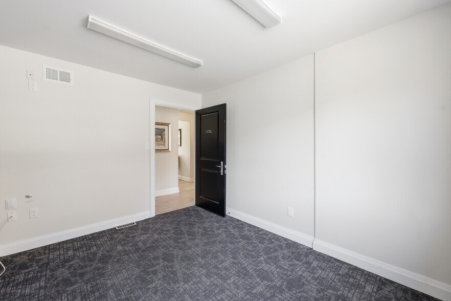 More Photos Of 60 King St W, Hamilton Office For Sale