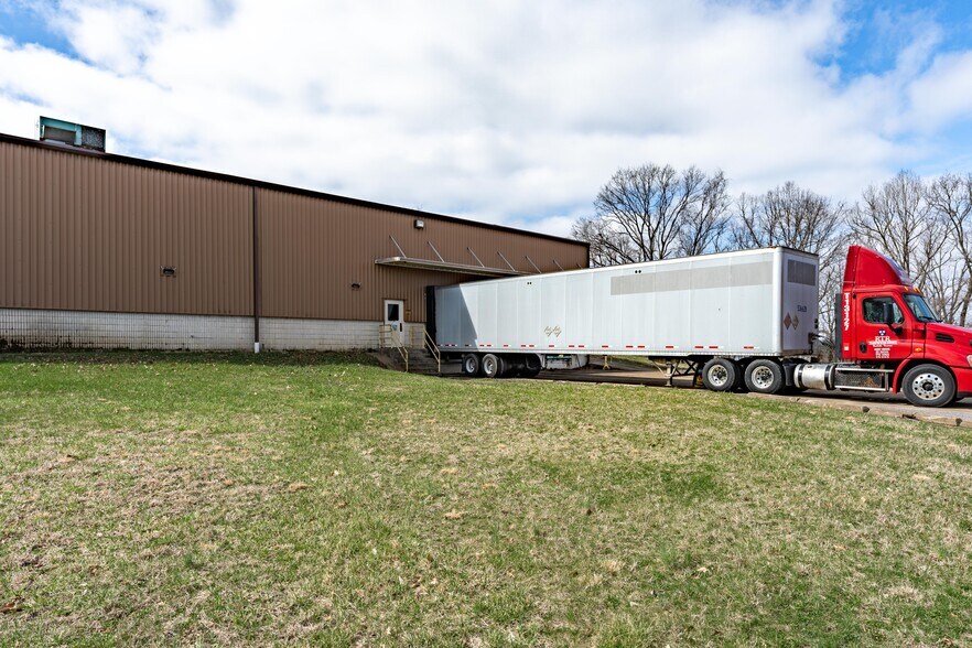 More Photos Of 200 Universal Dr, Centerville Distribution For Lease