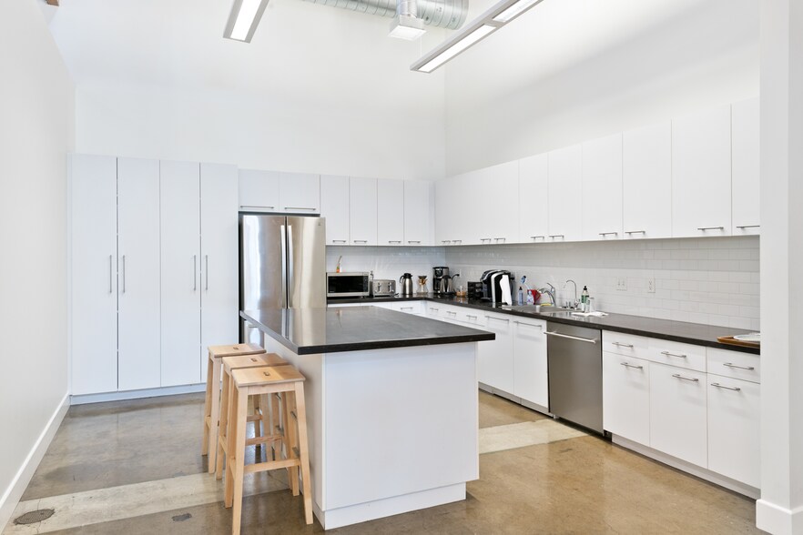 More Photos Of 3641 S Holdrege Ave, Los Angeles Loft Creative Space For Lease