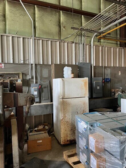 More Photos Of 2778 W Tharpe St, Tallahassee Warehouse For Lease