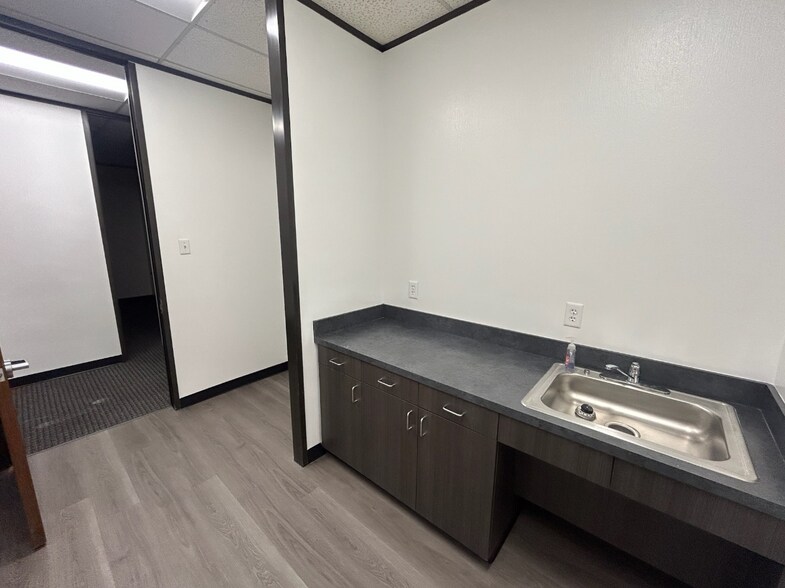 More Photos Of 8601 Jameel Rd, Houston Warehouse For Lease