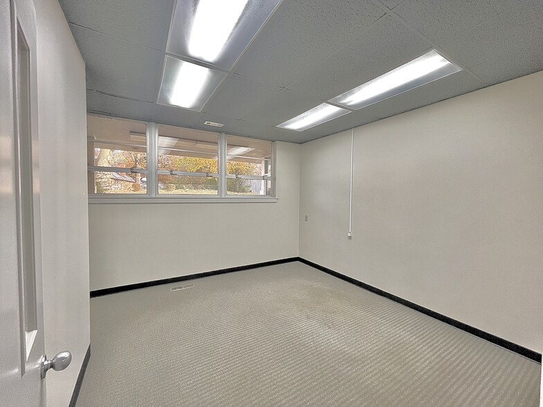 More Photos Of 909 E Rolling Hills Dr, Fayetteville Office For Lease