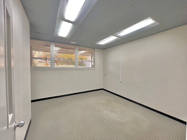 More Photos Of 909 E Rolling Hills Dr, Fayetteville Office For Lease