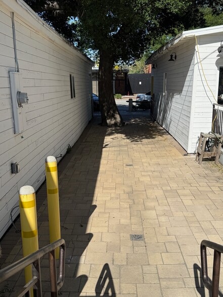 More Photos Of 24251 Main St, Santa Clarita General Retail For Lease