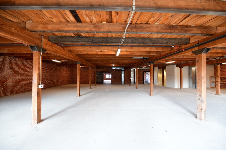 More Photos Of 1009 W 8th St, Kansas City Office For Lease