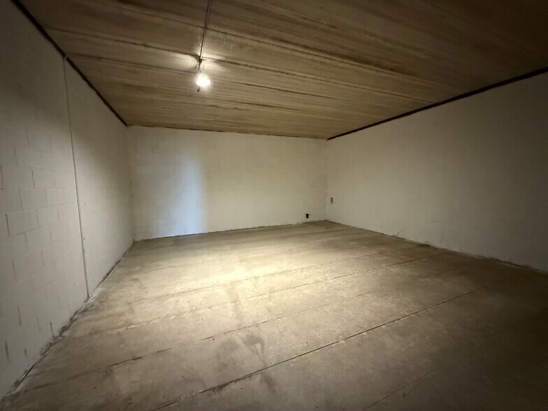 More Photos Of 1954 W Chicago Ave, Chicago Bar For Sale