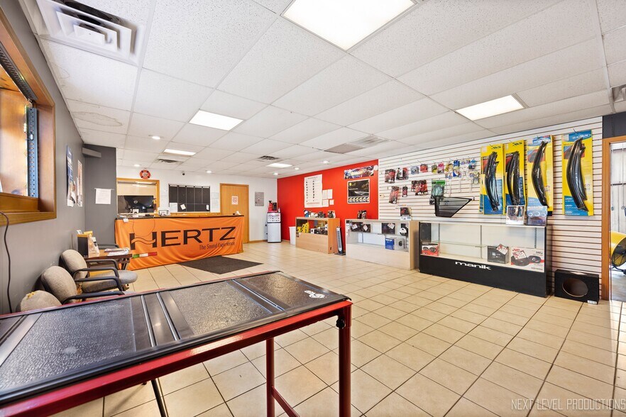 More Photos Of 765 Villa St, Elgin Warehouse For Lease