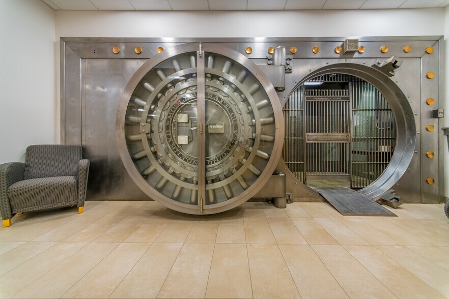 More Photos Of 100-106 S Main st, Ishpeming Bank For Sale