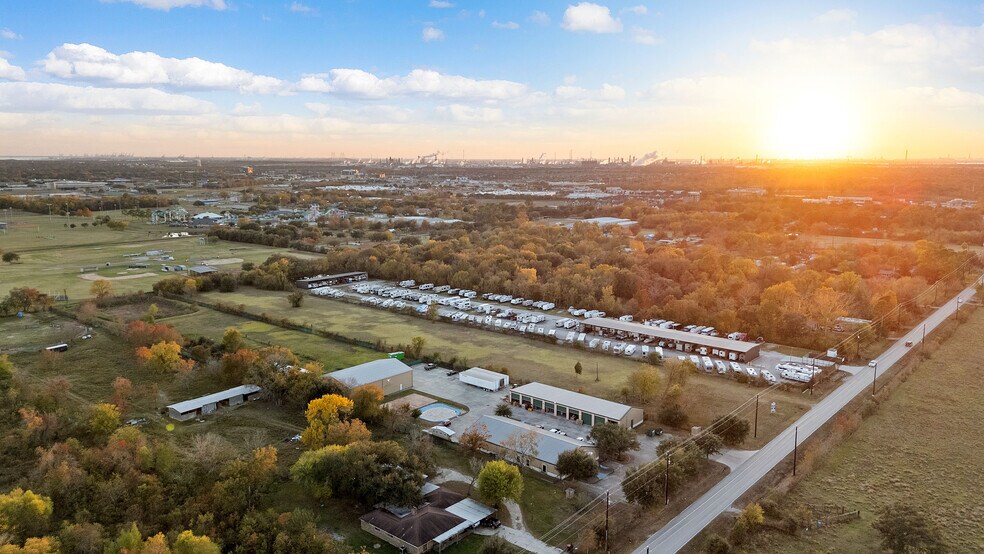 More Photos Of 207 W Archer Rd, Baytown Warehouse For Sale