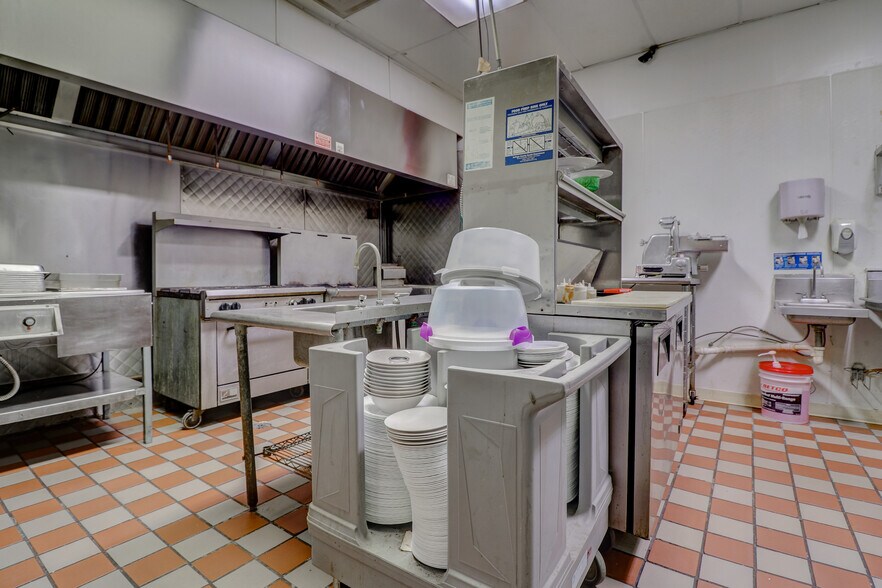 More Photos Of 920-960 E Roosevelt Rd, West Chicago Freestanding For Lease
