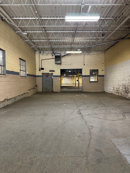 More Photos Of 195 Hudson St, Cornwall-on-Hudson Distribution For Lease