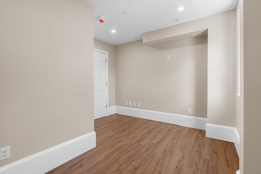 More Photos Of 6 Windsor St, Andover Office For Sale