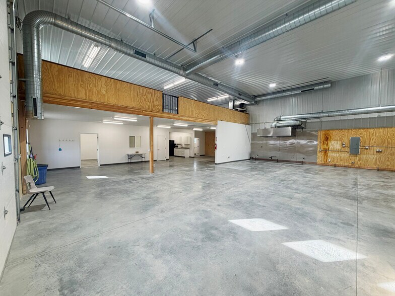 More Photos Of 1415 E Railroad St, Laurel Warehouse For Lease