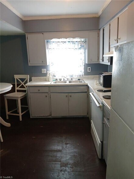 More Photos Of 511 Cameron St, Burlington Specialty For Sale