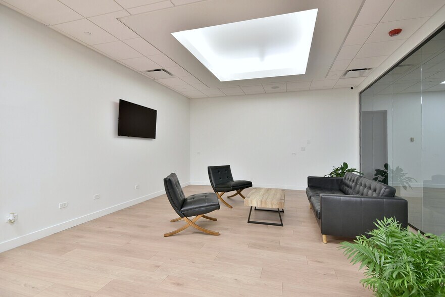 More Photos Of 6363 W 73rd St, Bedford Park Manufacturing For Lease