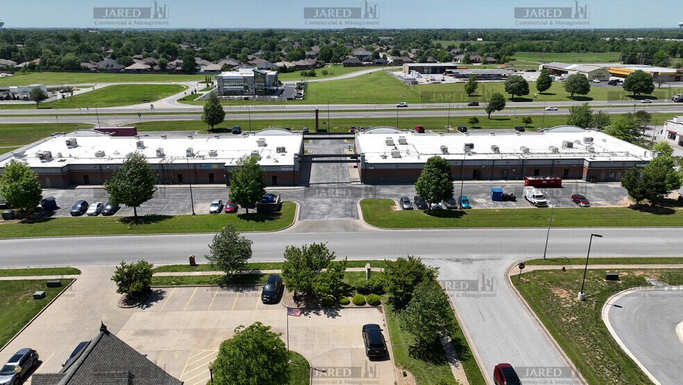 More Photos Of 701-703 N McCroskey St, Nixa Unknown For Lease