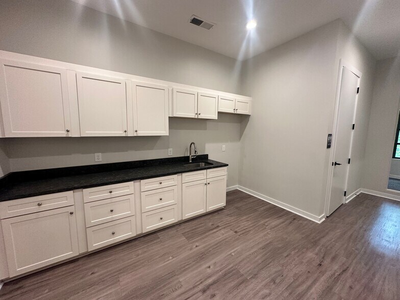 More Photos Of 6110 McFarland Station Dr, Alpharetta Medical For Lease