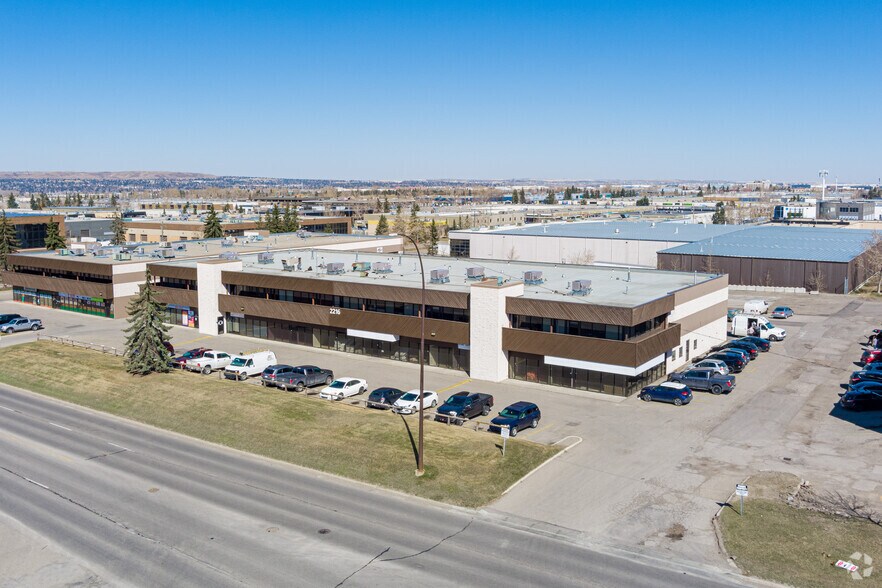 More Photos Of 2216 27th Ave NE, Calgary Flex For Lease