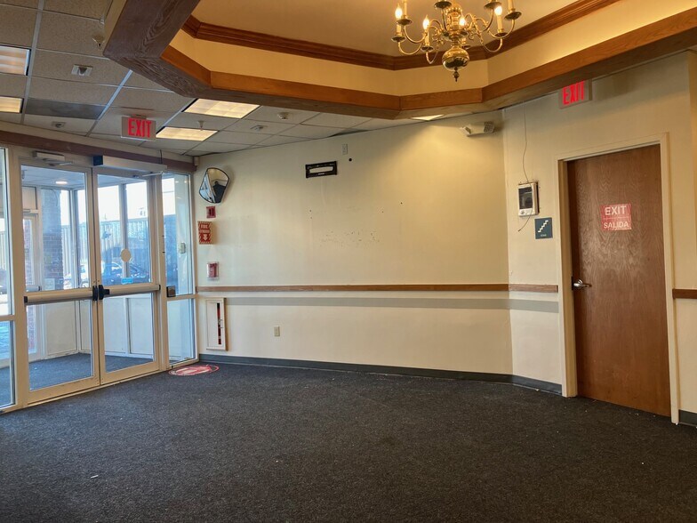 More Photos Of 29 Market Sq, Lynn Hospital For Sale