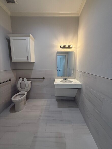 More Photos Of 1630 W Prosper Trl, Prosper Medical For Lease