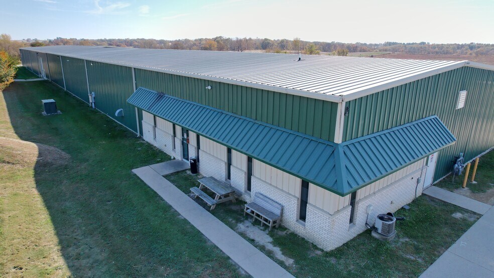 More Photos Of 1205 E Summit St, Maquoketa Warehouse For Lease