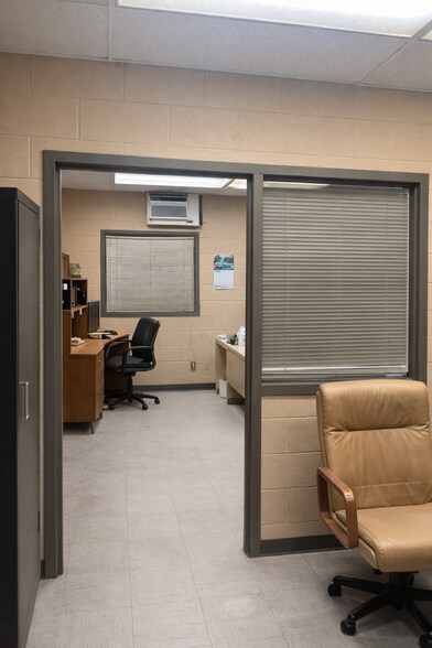 More Photos Of 436 E Locust St, Dekalb Manufacturing For Lease