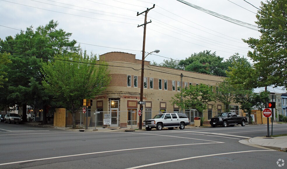 More Photos Of 300 N Henry St, Alexandria Storefront For Lease