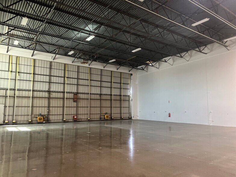 More Photos Of 1825 W Knudsen Dr, Phoenix Airplane Hangar For Lease