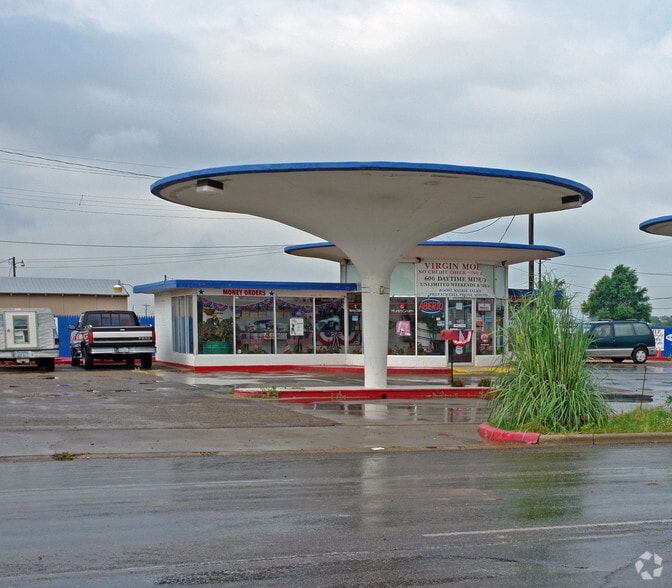 More Photos Of 411 W 5th St, Plainview Freestanding For Sale