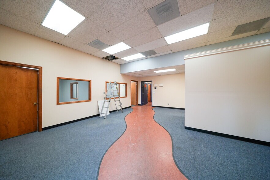 More Photos Of 1555-1557 SE Crystal Lake Dr, Corvallis Warehouse For Lease