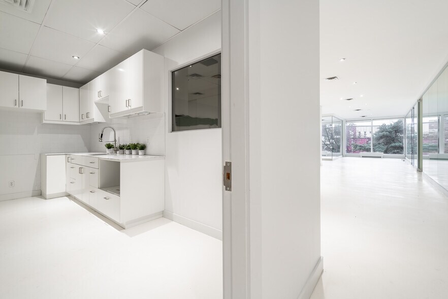 More Photos Of 570-572 Av Victoria, Saint-lambert Bank For Lease