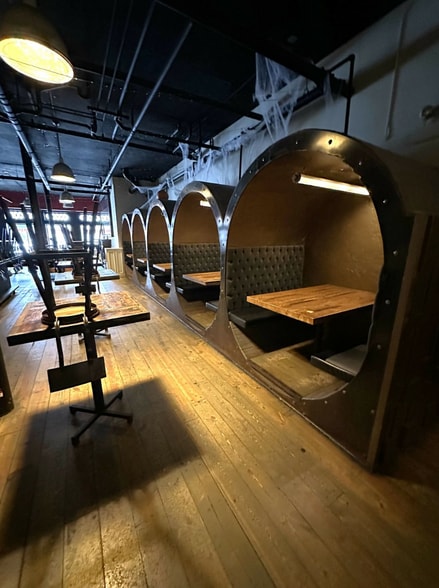 More Photos Of 616 Davis St, Evanston Storefront For Lease