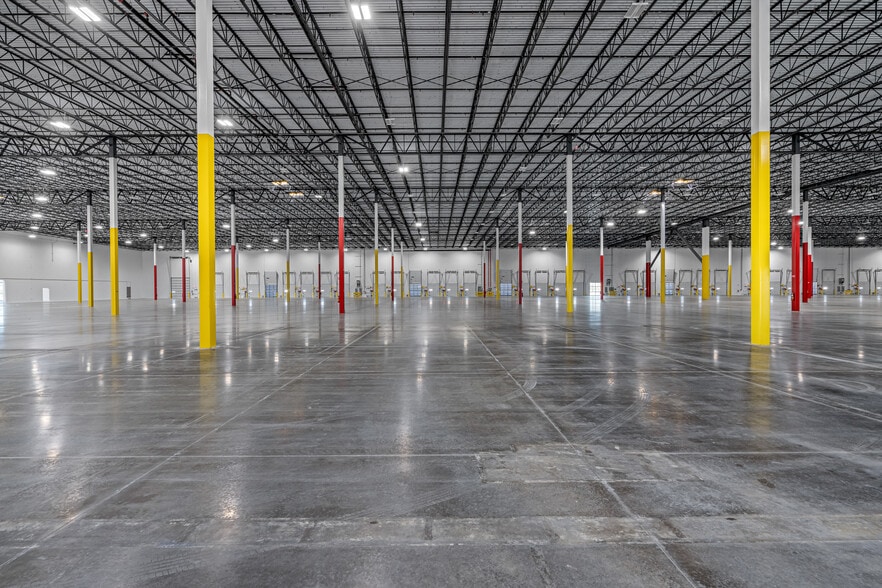 More Photos Of 585 33rd St NE, Ruskin Distribution For Lease