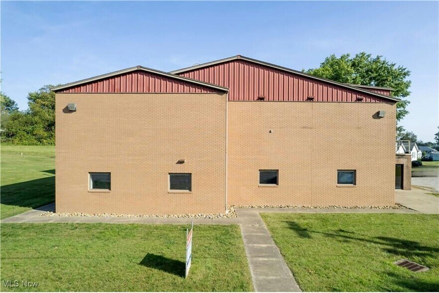 More Photos Of 390 E Wood St, Shreve Light Manufacturing For Lease