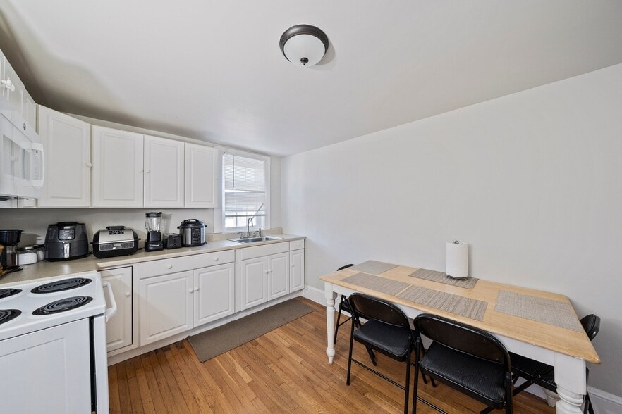 More Photos Of 17 North Ave, Rockland Apartments For Sale