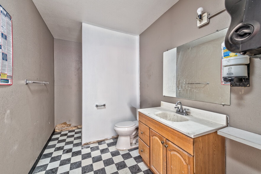 More Photos Of 1765 Athol Ave, Henderson Auto Repair For Sale