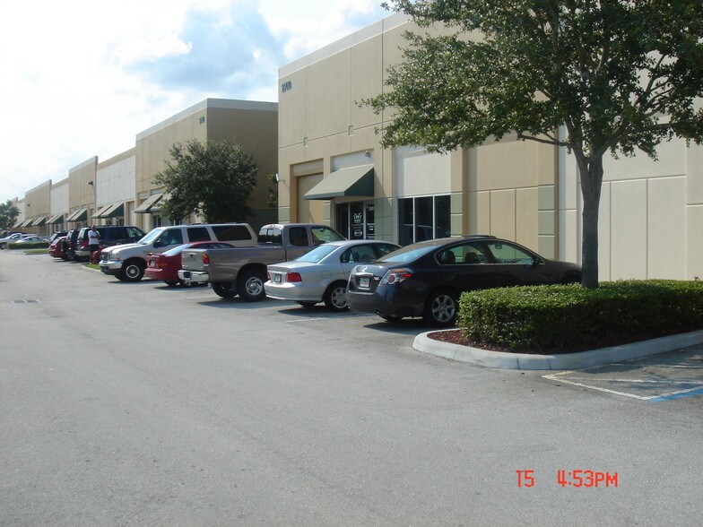 More Photos Of 2600 Glades Cir, Weston Storefront Retail Office For Lease