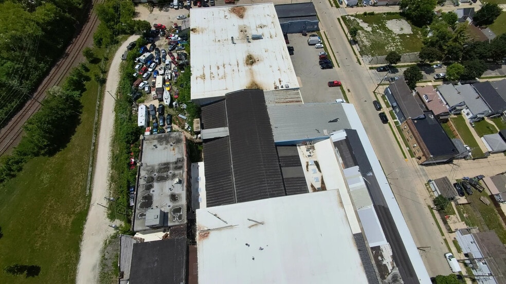 More Photos Of 737 W Cleveland St, Milwaukee Warehouse For Lease