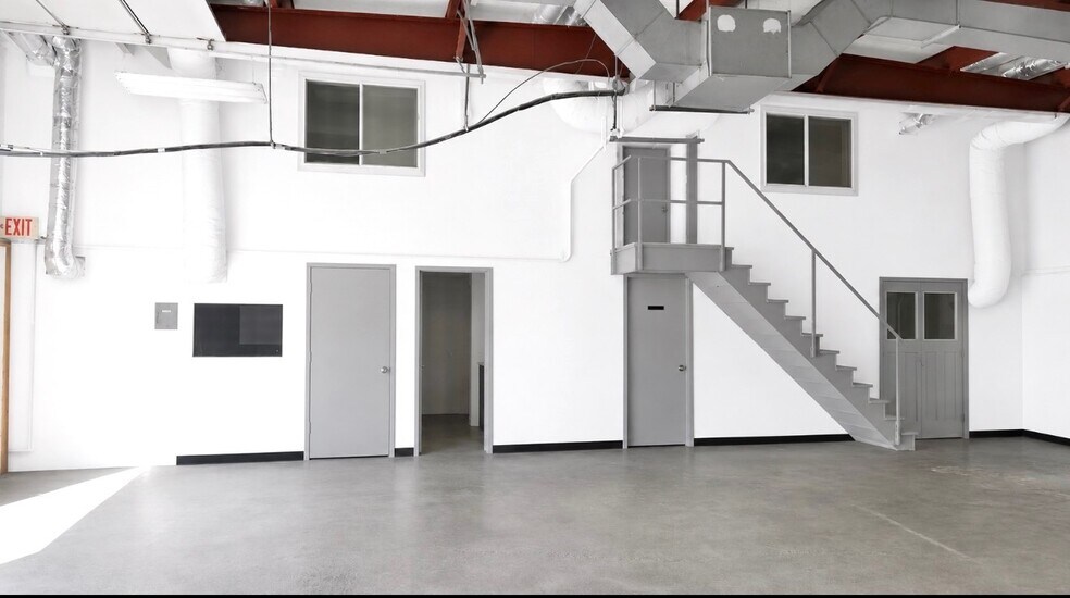 More Photos Of 602-604 E Davis St, Grand Prairie Light Manufacturing For Sale