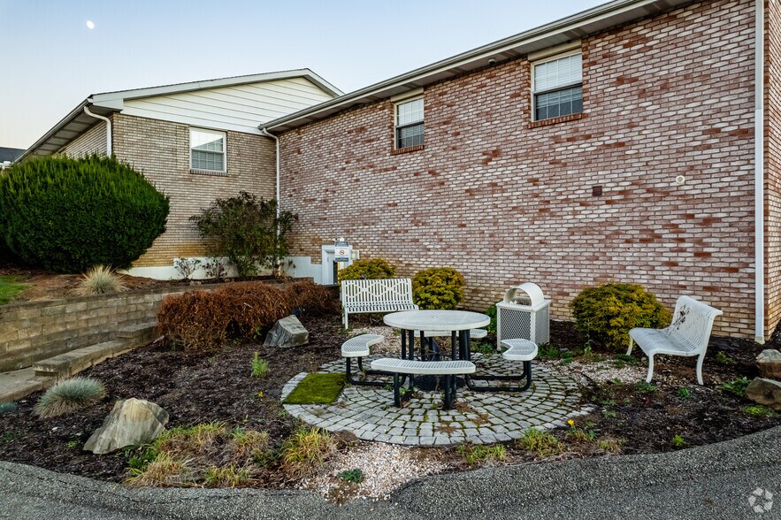 More Photos Of 110 Youngstown Rd, Lemont Furnace Medical For Sale