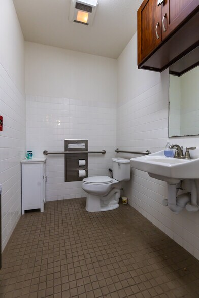 More Photos Of 1051 Kakala St, Kapolei Storefront Retail Office For Sale