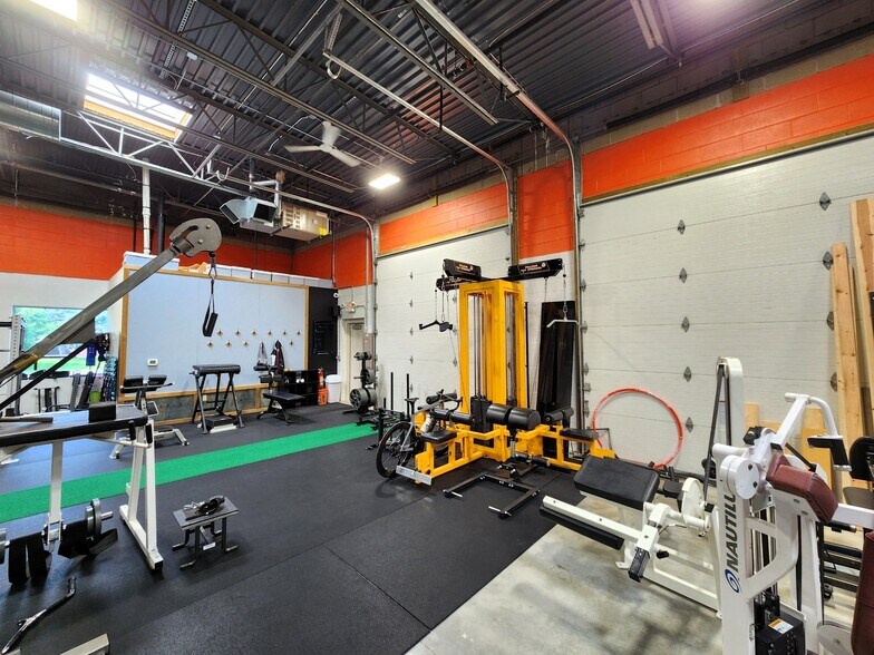 More Photos Of 10520 N Baehr Rd, Mequon Light Manufacturing For Lease