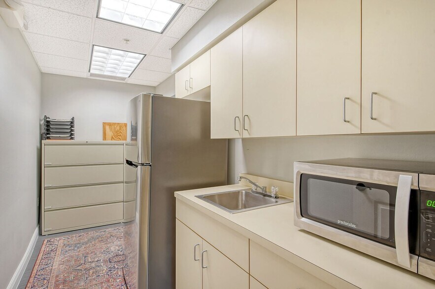 More Photos Of 2639 Fruitville Rd, Sarasota Medical For Sale