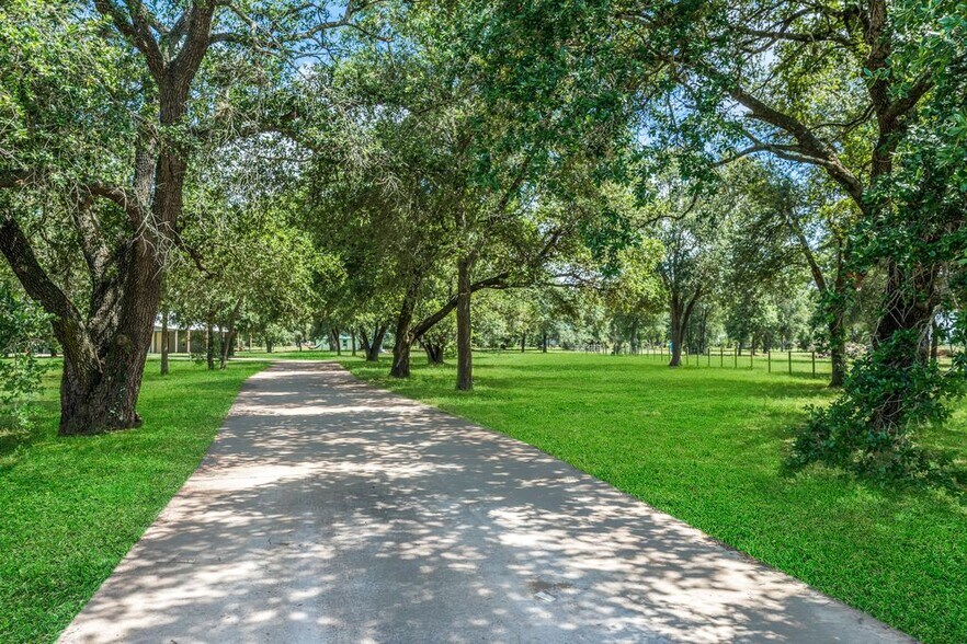 More Photos Of 32956 Londonderry Dr, Waller Warehouse For Sale