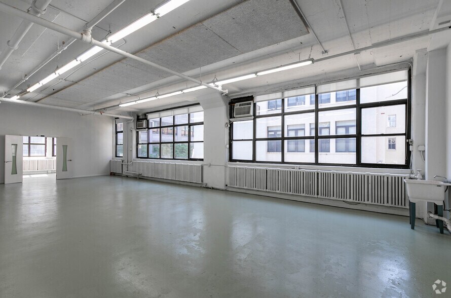 More Photos Of 43-01 21st St, Long Island City Manufacturing For Lease