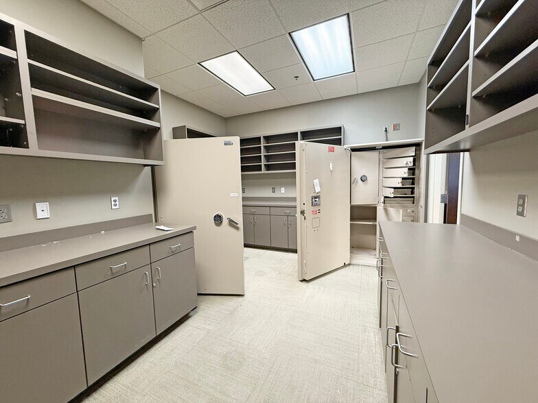 More Photos Of 450 S Orlando Ave, Maitland Bank For Lease