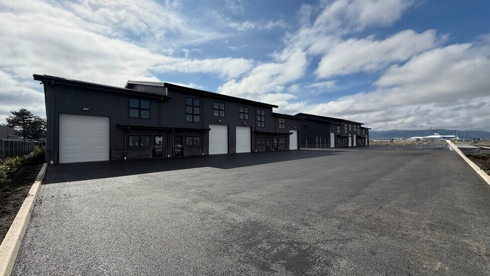 More Photos Of 2016 Commerce, Medford Showroom For Lease