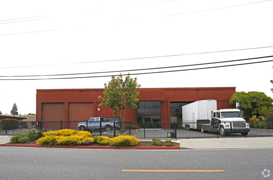 More Photos Of 456 E McGlincy Ln, Campbell Manufacturing For Sale